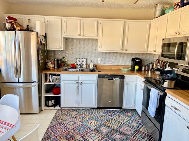 2BD/2.5BA Townhouse with Garage! Blocks fr... - 2BD/2.5BA Townhouse with Garage! Blocks fr...