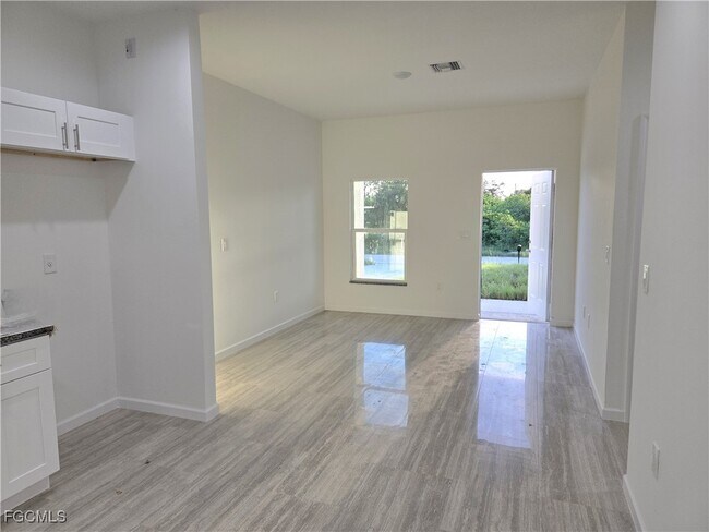 Photo - 425 Parkman Ave