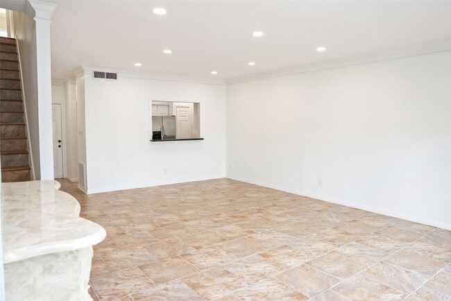 Photo - 290 Wilcrest Dr