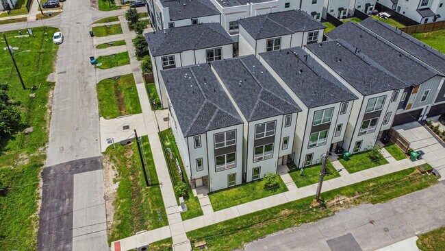 Photo - 2708 Nagle St