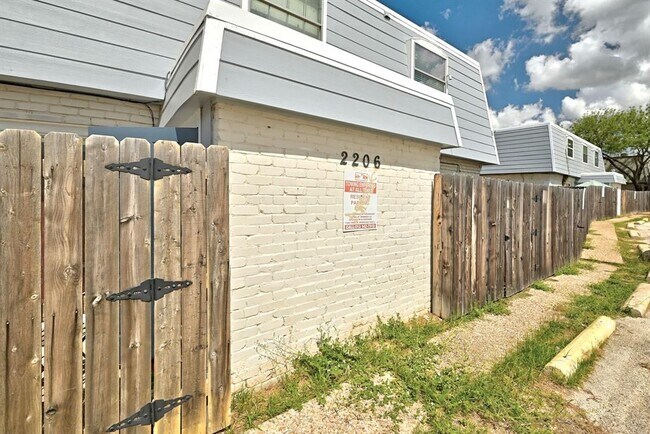 Photo - 2206 Mission Hill Dr