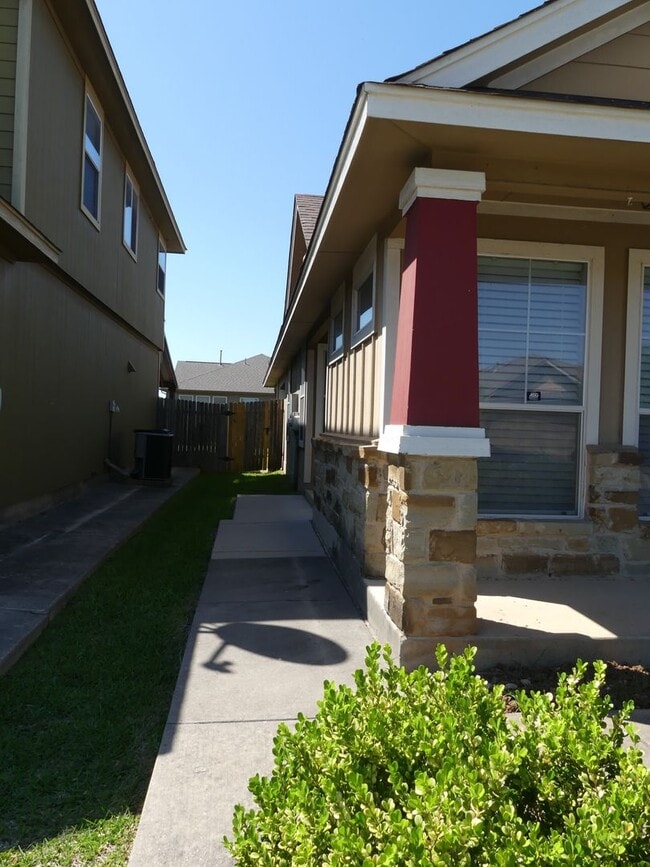 Building Photo - NEW ON MARKET