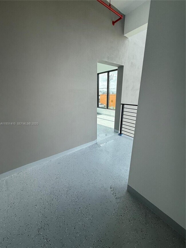 Photo - 1091 E 17th St Unidad 301