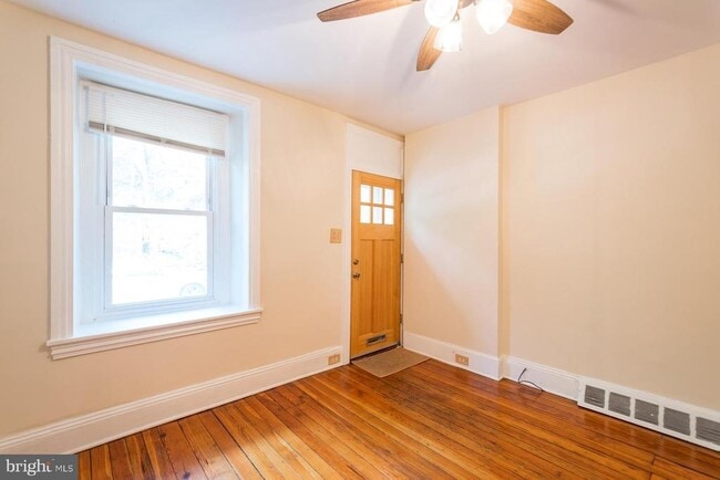 Photo - 4562 Silverwood St