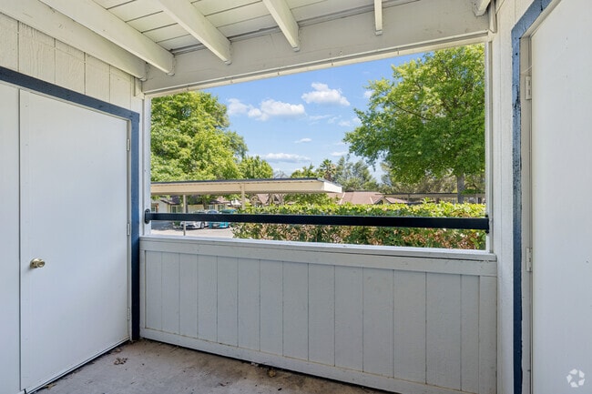 1BR, 1BA - 641SF - Balcony