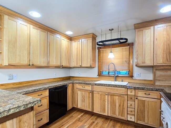 Building Photo - 5 Bed 3 Bath Home-Heat Included/Pets Allowed