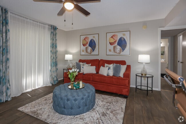 2BR, 2BA - 925SF