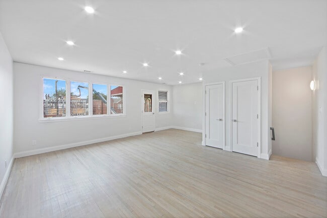 Building Photo - 2345 E 1st St Unit 3 Rental