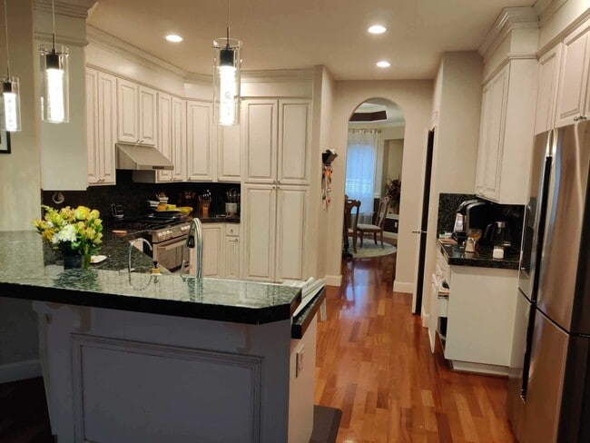 Building Photo - 1292 E Lucas St