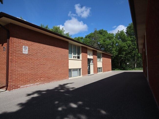 Building Photo - Charming 2-Bedroom Suite In VERY Quiet Neighbhorhood Unit 3