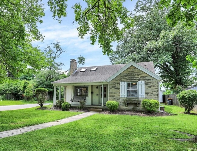 Building Photo - 916 E Maxwell Ln