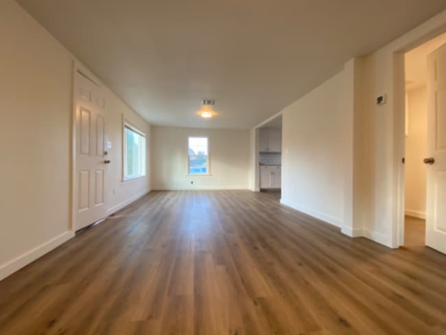 Photo - 345 Marilyn St NE