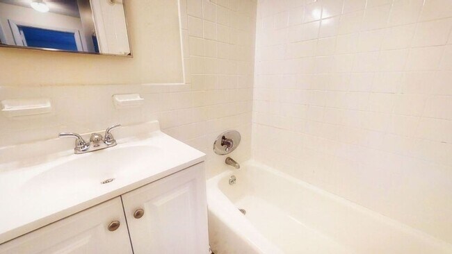 Photo - 1-Bed  w/ h & hw