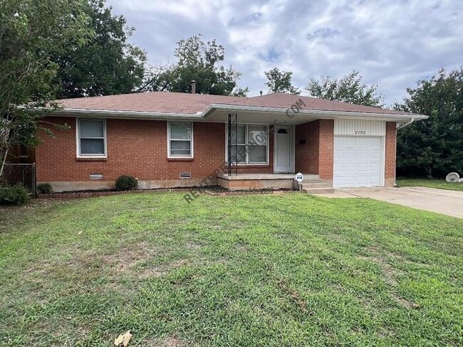Photo - 2105 Maple Dr