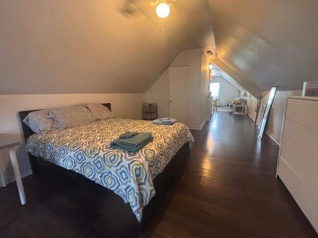 Photo - 11710 Buckingham Ave Unidad Third Floor