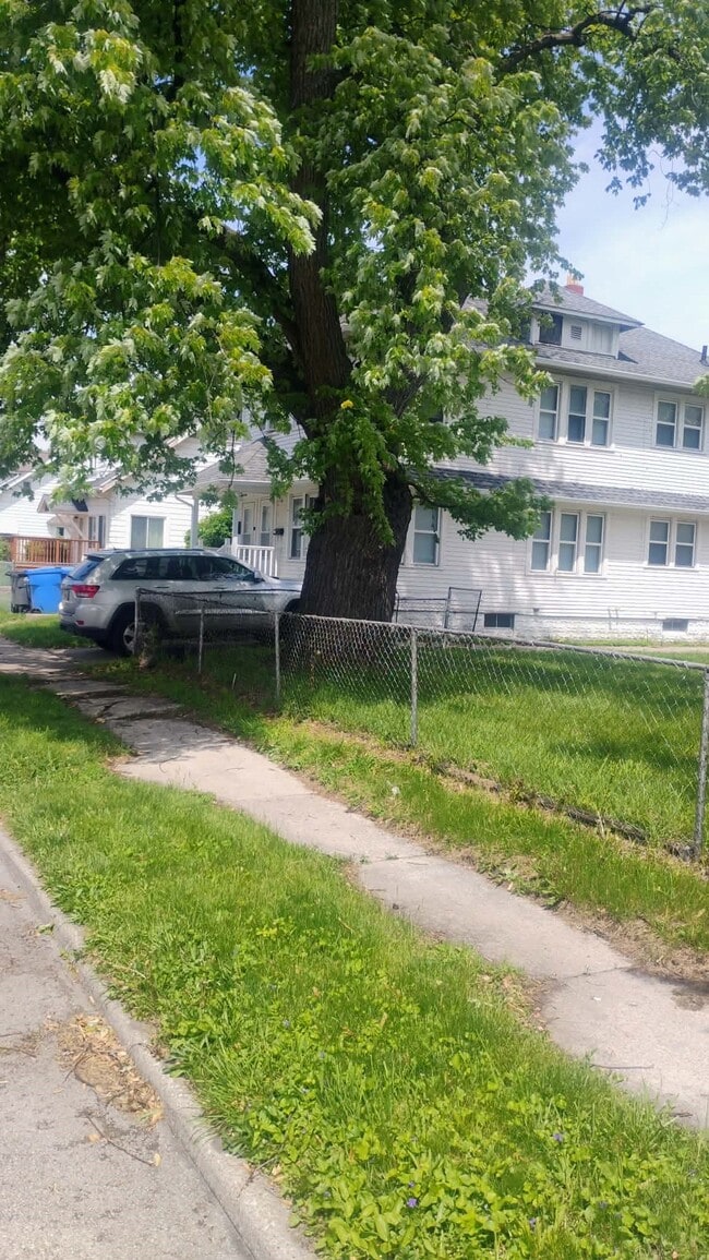 Photo - 1537 Carlyle St
