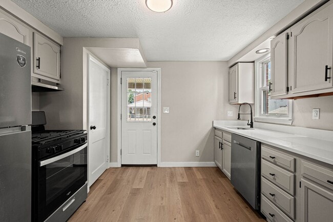 Building Photo - Newly renovated 3 bedroom home in McKees Rocks available now!