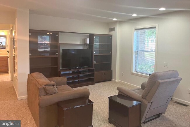 Photo - 870 Broadfield Dr