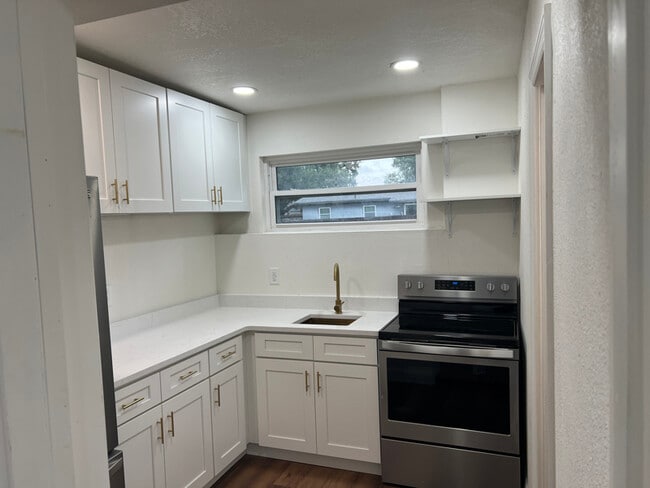 Building Photo - 805 Ridgefield Ave Rental