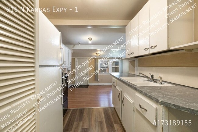 Photo - 916 N Kansas Expy Unit 1