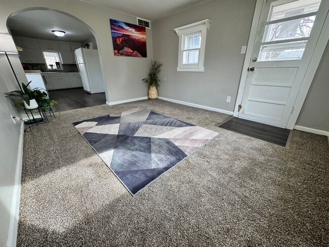 Building Photo - 2 bed, 1 bath home for rent in Waterloo