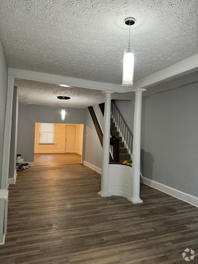 Building Photo - Three Bedroom One Bathroom Ready For ASAP ... Rental