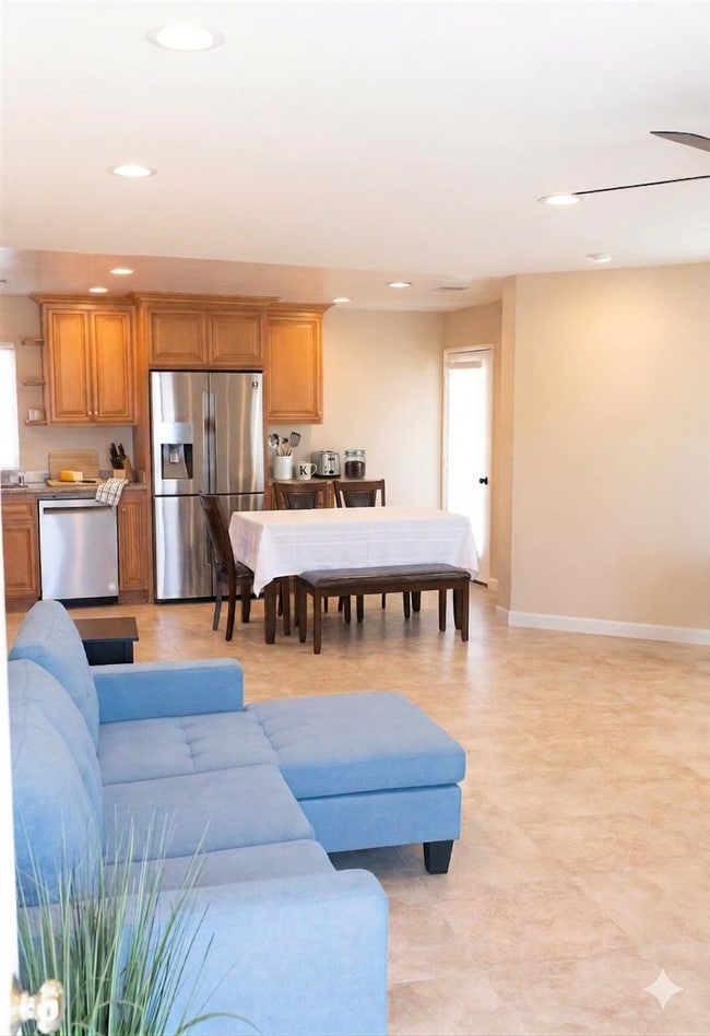 Vista frontal de la sala de estar/mesa/cocina - 2262 Morgan Dr