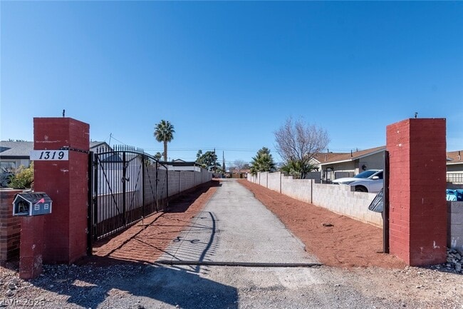 Photo - 1319 S Lindell Rd