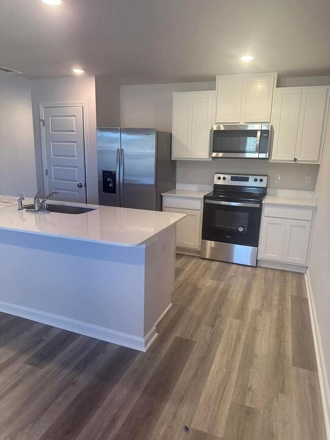 Photo - 4750 Airmen Dr