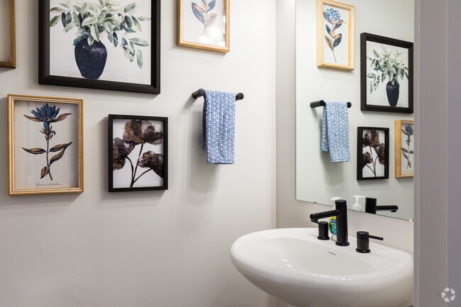 3BR, 2,5BA - 1.580SF - Medio baño - Drexler Townhomes at Holbrook Farms