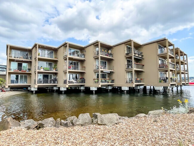 Waterfront 2bd/1bth Condo Downtown Kirklan... - Waterfront 2bd/1bth Condo Downtown Kirklan...