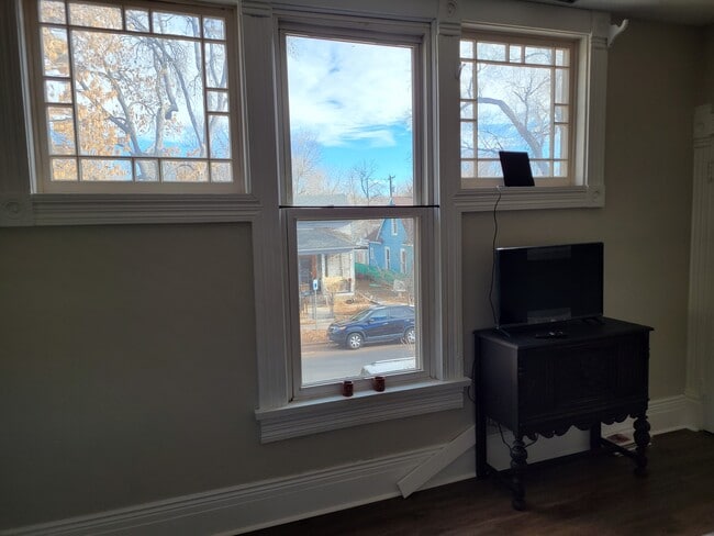 Building Photo - 2115 W Pikes Peak Ave Unit Upper