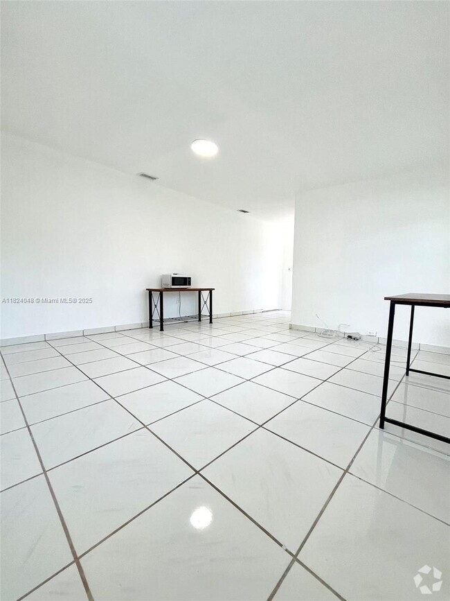 Building Photo - 1666 NE 183rd St Unit 2 Rental