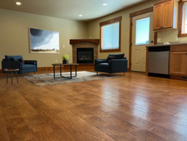 Building Photo - 2027 Lakehills Dr Unit 2027