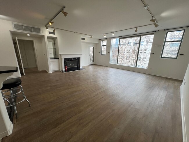 Photo - $3,595 - Beautiful and Spacious Downtown San Jose 2bd/2ba Condo in a Luxury Complex Next To SJSU