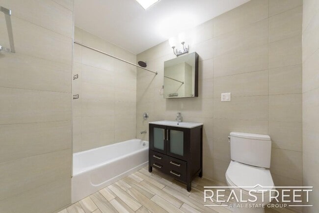 Photo - LUXURY Giant 1 BED LOFT in Queens! Unit 620