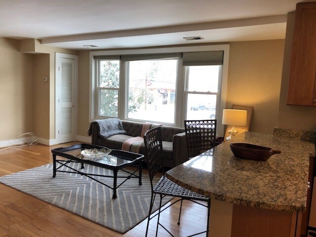 Rincón de salón, muebles incluidos. - 4840 MacArthur Blvd NW Unidad 501