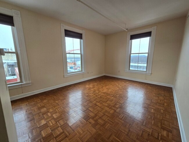 Building Photo - 217 2nd St E Unit 10