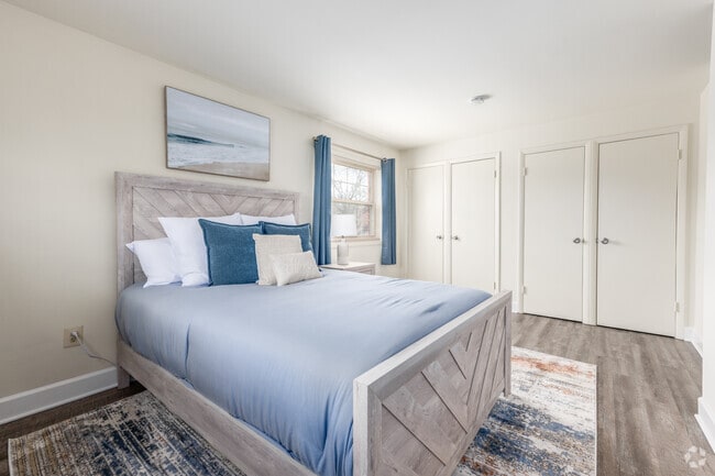 2BR, 1BA - 894SF - Bedroom