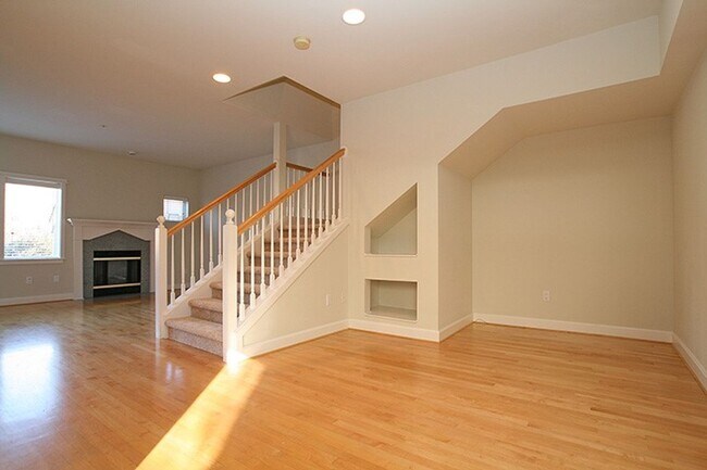 Photo - 2bd/2.5ba Kirkland Townhome