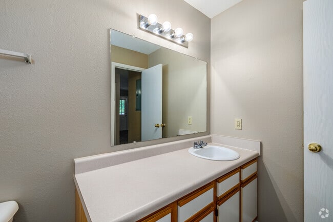 2BR, 2BA - 925SF - Second Bathroom