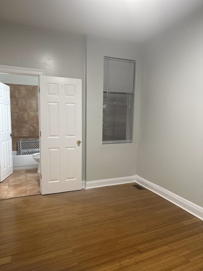 Master Bedroom w/dual bathroom entrance - 2448 Lakeview Ave