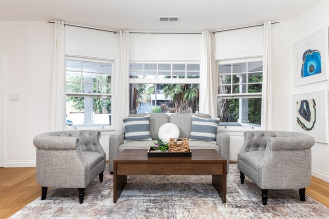 Photo - 6008 Carlton Way