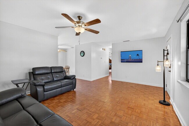 Photo - 6012 Hickory Dr