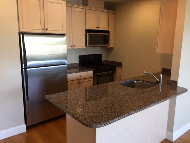 Building Photo - 1522 VFW Pkwy Unit 204