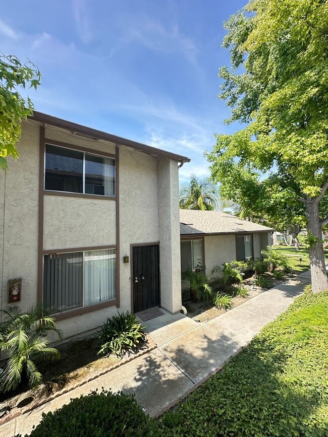 Beautiful 2BR/1BA two story condominium of... - Beautiful 2BR/1BA two story condominium of...
