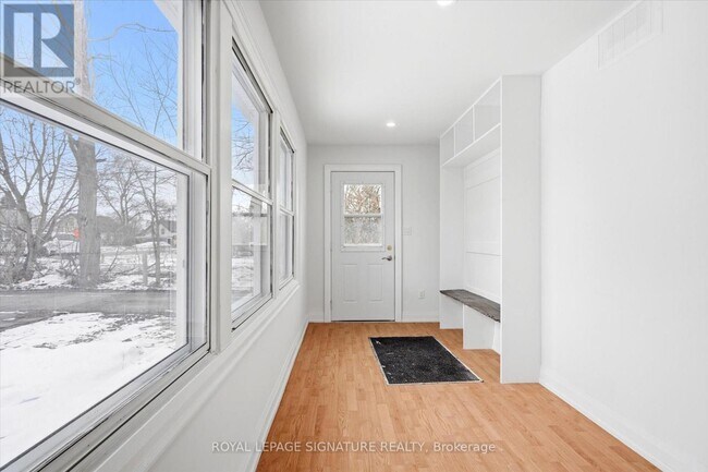 Photo - 7866 Yonge St