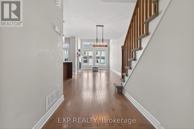 Photo - 322 Rainrock Cres
