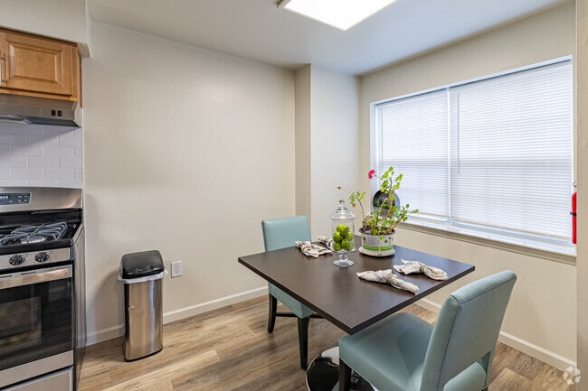 2BR, 2BA - 1110SF - Two Bedroom Luxury - Dining Room