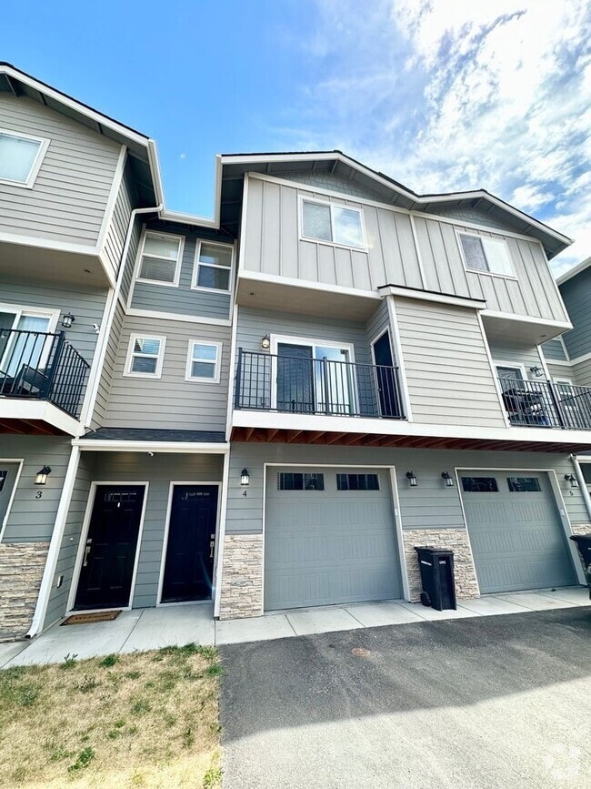 Building Photo - Stunning 3 bedroom townhome.